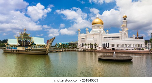 Sultan Omar Ali Saifuddin Mosque  in Bandar Seri Begawan - Brunei
