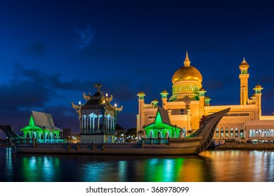 The Sultan Omar Ali Saifuddin Mosque in Bandar Seri Begawan, Brunei, lit up at night.