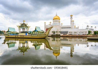 Sultan Omar Ali Saifudding Mosque, Bandar Seri Begawan, Brunei, Southeast Asia