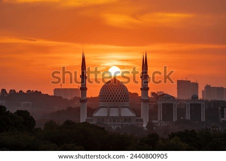 Sultan Salahuddin Abdul Aziz Mosque during sunset