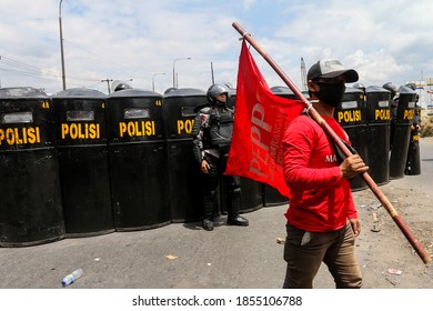 Sumedang, Indonesia- Oktober 6, 2020: Workers Hold A Demonstration Against The Omnibus Law During The Covid 19 Pandemic In Rancaekek, Sumedang Regency, West Java, Indonesia.