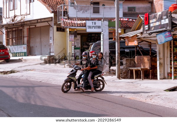 SUMEDANG WEST JAVA INDONESIA 9 august 2021 :\
motorcyclists violate traffic\
rules