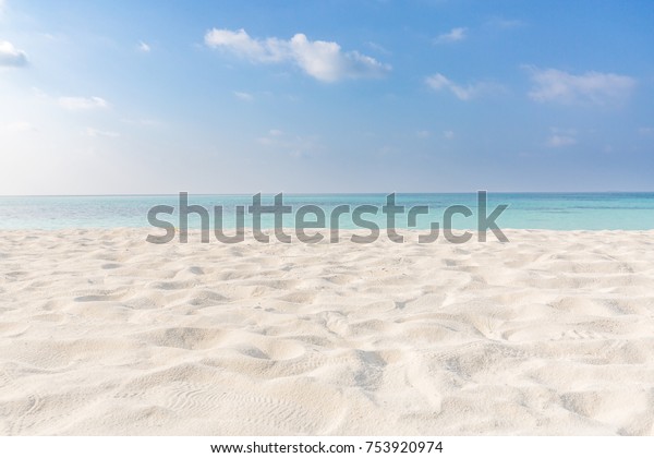 夏のビーチ背景 砂と海と空 の写真素材 今すぐ編集