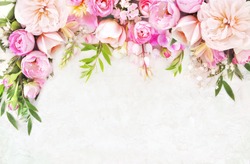 Zomer Bloeiende Delicate Rozen Op Bloeiende Bloemen Feestelijke Achtergrond, Pastel En Zacht Boeket Bloemenkaart