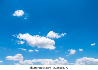 Summer bluesky background with natural white clouds and fresh breeze	
				