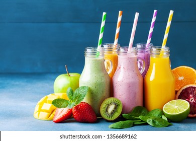 Smoothies de frutas coloridas de verão em potes com ingredientes. Conceito de alimentos saudáveis, desintoxicantes e dietéticos.