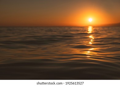 Sommerkonzept: Entspannter Meerblick von einem bunten und dramatischen Sonnenuntergang oder romantischer Sonnenaufgang, der sich über das Meer mit Schwerpunkt auf Wasser reflektiert. Ruhe und Frieden. Meditation. Natürlicher Himmel und Meereshintergrund