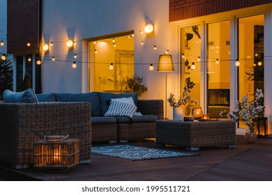 Sommerabend auf der Terrasse des schönen Vorstadthauses mit Garten