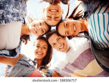 vacanze estive e concetto adolescenziale - gruppo di adolescenti guardando giù