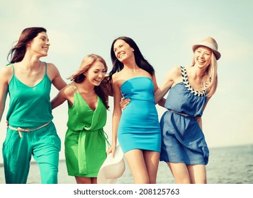 Sommerferien und Urlaubskonzept - Lächelnde Mädchen am Strand