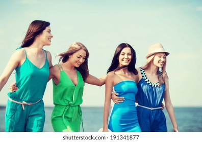 Sommerferien und Ferien - Mädchen laufen am Strand