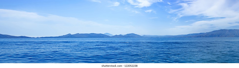 Летний панорамный вид на море и горный хребет