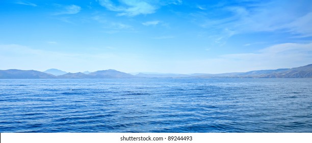Летний панорамный вид на море и горный хребет