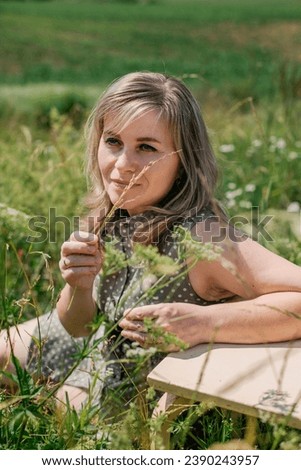 Foto Bild Portrait von einer jungen Frau im Bambus Dschungel