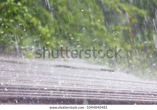 summer rain\
with hail falls on the roof of\
slate