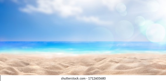 Bir yaz tatili, tropikal bir plajın tatil arka planı ve mavi deniz ve güneş parlaması ile beyaz bulutlar.