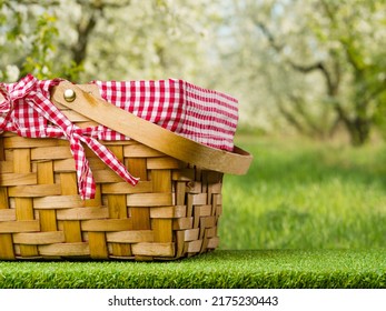 Summer Vacation, Picnic. Against The Backdrop Of Beautiful Nature, A Picnic Basket On The Green Grass. Family Rest, Rest In The Company Of Friends, Romanticism. There Are No People In The Photo.