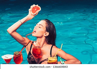 Summer Vacation And Swimming At Sea. Drink Fresh Vitamin Juice, Diet. Fashion Woman With Refresh Alcohol In Miami. Pool Party Relax In Spa Resort. Cocktail With Fruit At Sexy Girl In Pool On Maldives