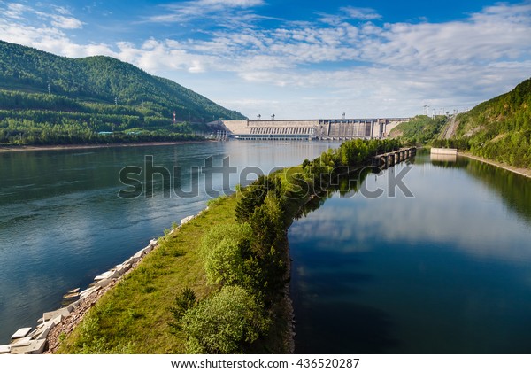 夏 クラスノヤルスク エニセイ川の水力発電所を見る の写真素材 今すぐ編集