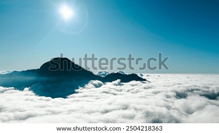 The summit of Mount Rinjani and the wave of clouds.