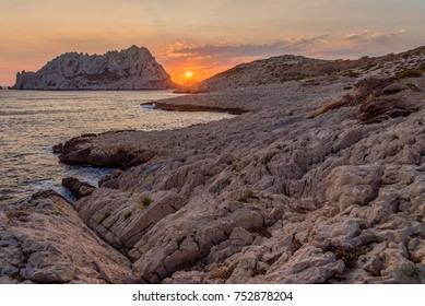Sun disappearing between two mountains in Les Goudes