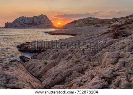 Sun disappearing between two mountains in Les Goudes