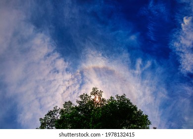 Sun Halo (Sun Halo) Is A Reflection Of Multiple Suns Overlapping, Which Is Larger Than Normal. And Has A Halo Of Rainbow Colors All Around.