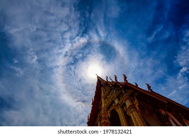 Sun Halo (Sun Halo) Is A Reflection Of Multiple Suns Overlapping, Which Is Larger Than Normal. And Has A Halo Of Rainbow Colors All Around.