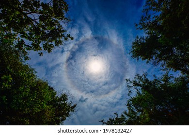 Sun Halo (Sun Halo) Is A Reflection Of Multiple Suns Overlapping, Which Is Larger Than Normal. And Has A Halo Of Rainbow Colors All Around.