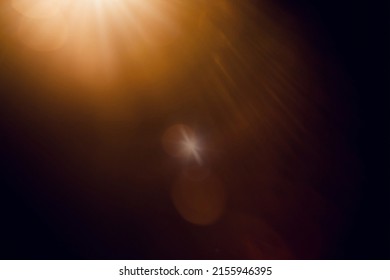 Superposición de la luz solar. Los rayos solares se superponen. La luz de los rayos solares aislada en el fondo negro para el diseño superpuesto. efecto de luz de flash especial de lente solar transparente. flash de la lente solar delantera. luz de la radiancia.