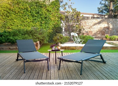 tumbonas para relajarse junto a la piscina.  exterior del mobiliario