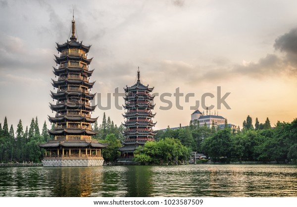 日没の太陽と月の双塔 中国ギリンの繁華街にある山湖 モアレーク の素晴らしい夕景 ギリンはアジアの人気の観光地です の写真素材 今すぐ編集 日没の太陽と月の双塔 中国ギリンの繁華街にある山湖 モアレーク の素晴らしい夕景 ギリンはアジアの人気の観光地です の写真素材 今すぐ編集