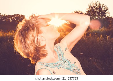 a sun is in a palm