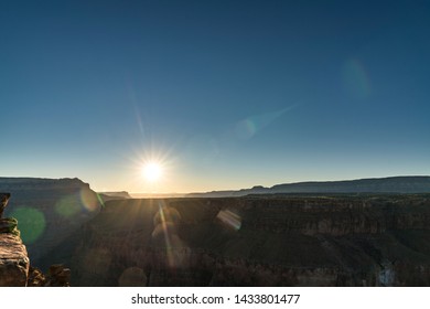 Sun rays with a clear sky in the desert in Arizona with mountains in the distance
