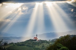 Los Rayos Solares Brillan Sobre Una Iglesia