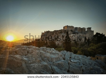 The sun rises at the Parthenon 