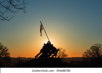 The sun is rising in Washington DC / The daybreak of Washington DC / The rising sun beyond the US Capitol.