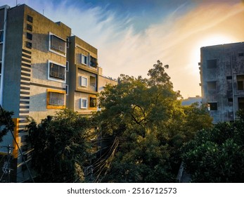 As the sun sets behind the trees, this apartment building becomes a canvas of warm hues and tranquil vibes. Here’s to cozy evenings and beautiful views! SunsetVibes UrbanLiving NatureInTheCity
