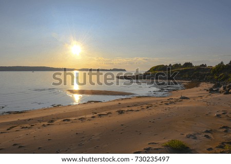 Foto Bild Bretonische Küste und Strand mit Granitfelsen an der Cote de Granit Rose