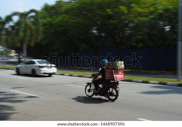 Sunday, ‎28 ‎July, ‎2019, ‏‎11:06:24 AM Kuala lumpur\
bandar sri permaisuri rider motorcycle grab food and food panda\
motorcycle moving at way riding a motorcycle walking on the road\
looks fast