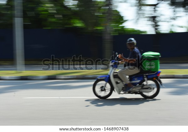 Sunday, ‎28 ‎July, ‎2019, ‏‎11:06:24 AM Kuala lumpur\
bandar sri permaisuri rider motorcycle grab food and food panda\
motorcycle moving at way riding a motorcycle walking on the road\
looks fast