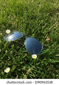 Sunglasses with daisy flower - Shutterstock ID 1090963538