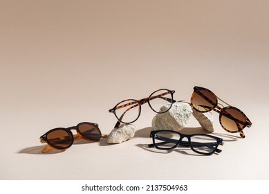 Concepto de venta de gafas de sol y gafas. Gafas de sol de moda con fondo beige. Accesorios de moda de verano. Copiar espacio para texto. Venta de verano. Afiche de descuento de tienda óptico. Minimalismo