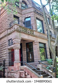 A Sunny Sunday Walk On A Typical Street In Lincoln Park Square, On The North Side Of Chicago, Illinois