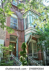 A Sunny Sunday Walk On A Typical Street In Lincoln Park Square, On The North Side Of Chicago, Illinois