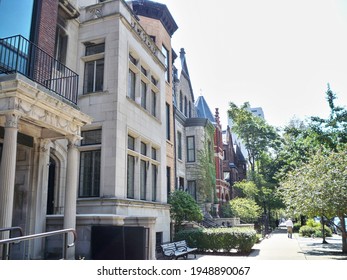 A Sunny Sunday Walk On A Typical Street In Lincoln Park Square, On The North Side Of Chicago, Illinois