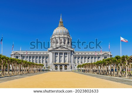 Sunny view of the San Francisco City Hall at California