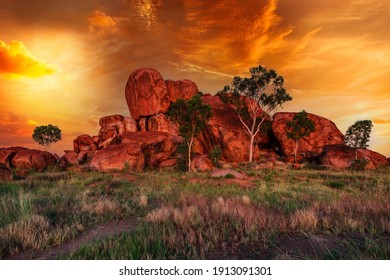 Sunrays At Sunset Light In Karlu Karlu - Devils Marbles Conservation Reserve. Australian Outback Landscape In Northern Territory, Australia Near Tennant Creek. Aboriginal Land In Red Centre.