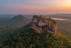 Vue Aérienne De Sunrise Sur La Forteresse Rocheuse De Sigiriya Au Sri Lanka.