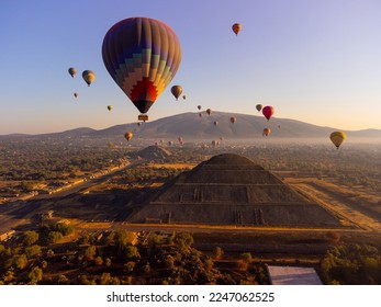 Amanecer en globo aerostático sobre la pirámide Teotihuacan